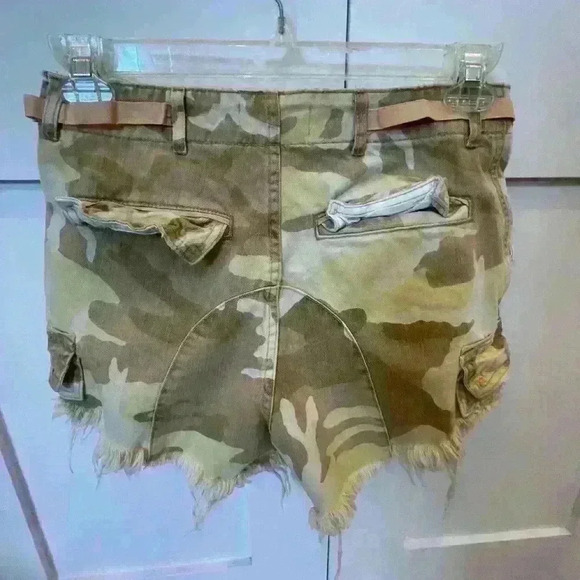 Free People We the Free Desert Tan Camouflage Cargo Shorts. SZ 6. NWT - Picture 5 of 10